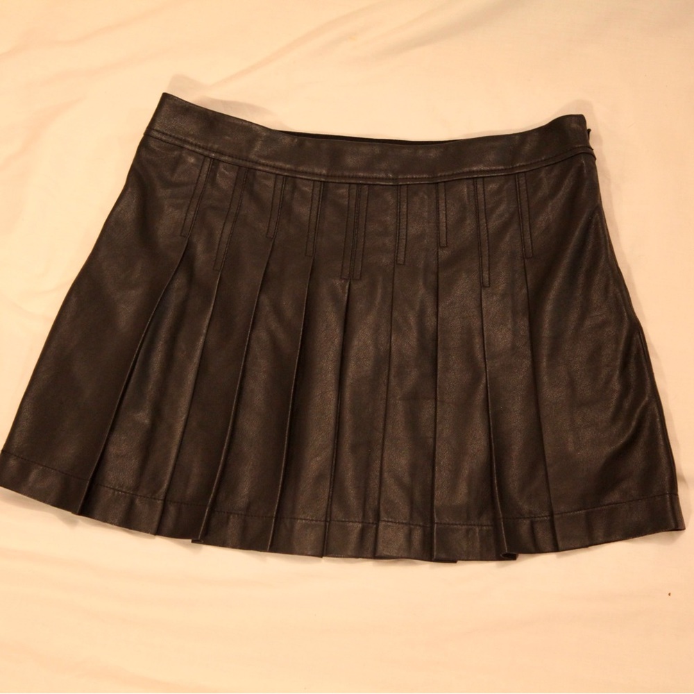 Mint condition! Faux leather bcbg maxazria pleated mini skirt
